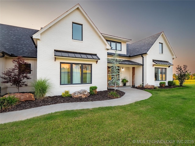 view of front of property featuring a lawn