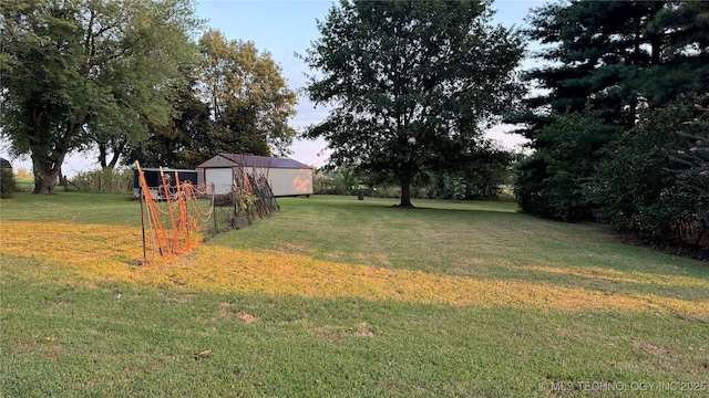 view of yard with an outbuilding