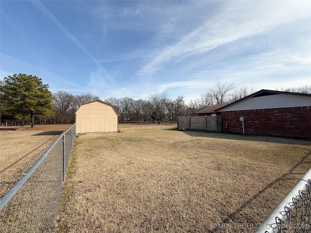 view of yard featuring a storage unit