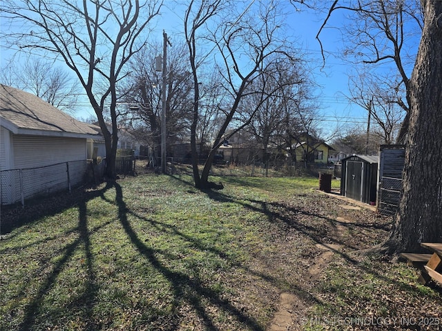 view of yard featuring a shed