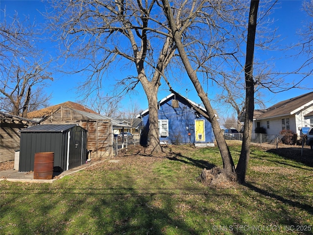 view of yard with a storage shed