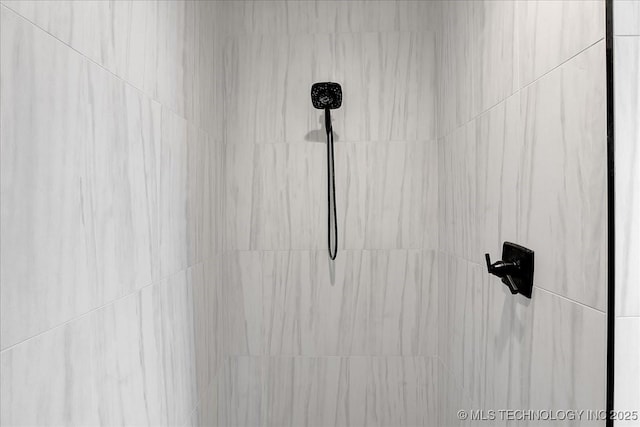 room details featuring a tile shower