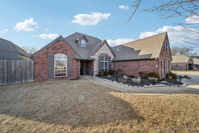 view of front of property with a front yard