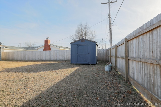 view of yard featuring a storage unit