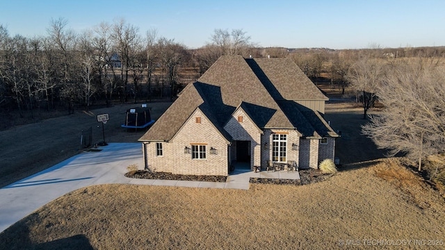 view of front facade featuring cooling unit and a front lawn