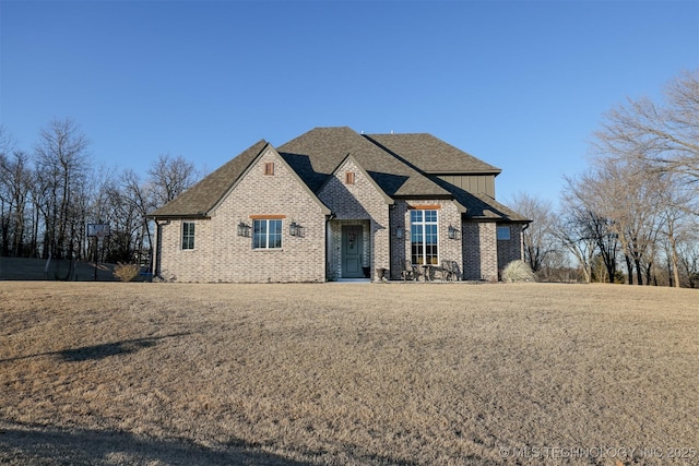 view of front of home featuring a front lawn