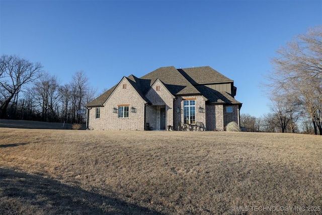 view of front of home featuring a front lawn