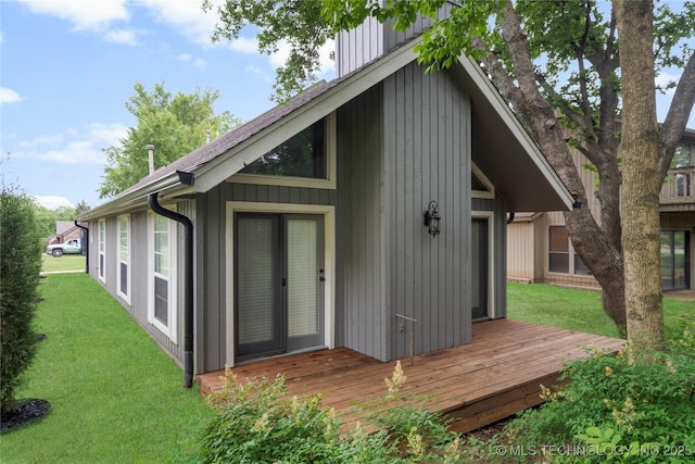 view of outdoor structure with a yard