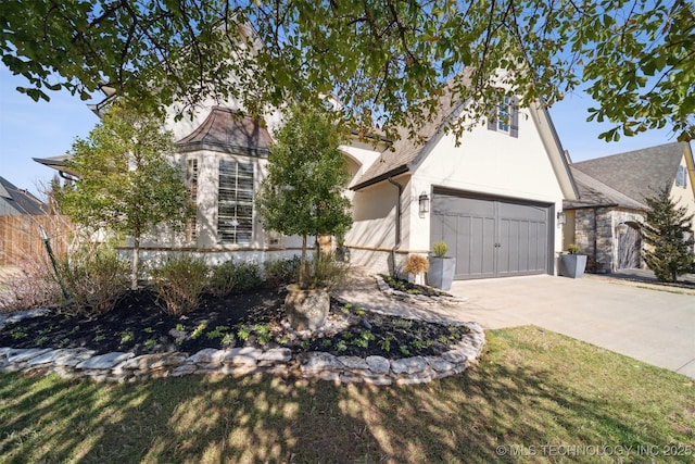 view of front of home featuring a front lawn