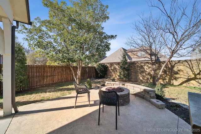 view of patio with a fire pit