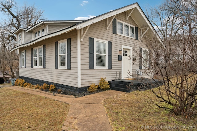 view of front facade featuring a front lawn