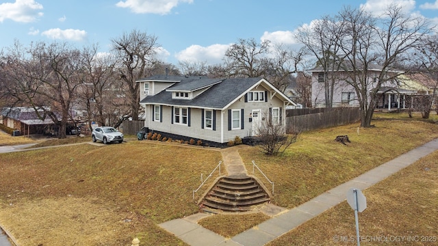 view of front of home featuring a front lawn