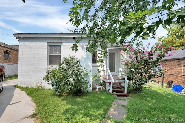 view of front of home featuring a front yard