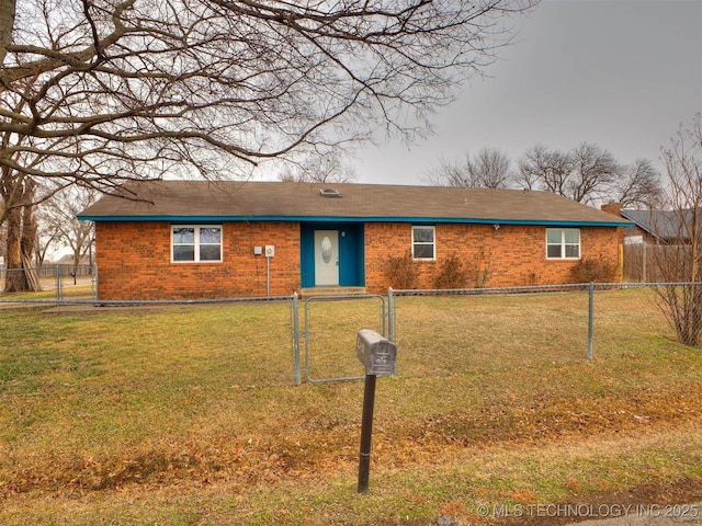 view of front of property featuring a front lawn