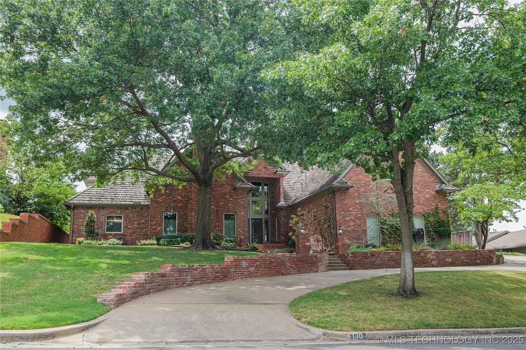 view of front of home featuring a front lawn