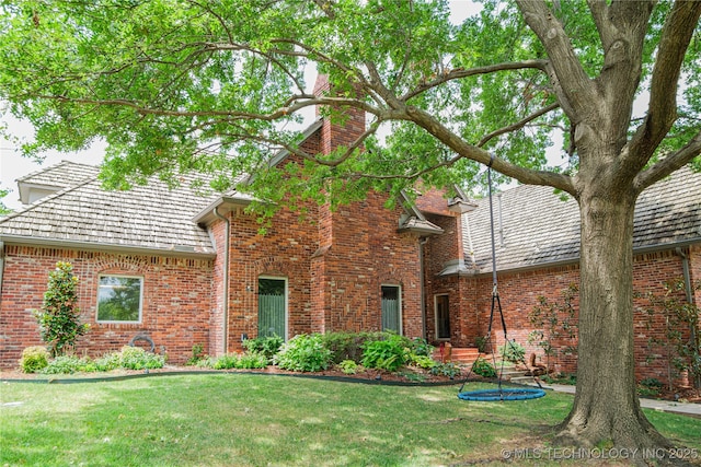 view of front of property featuring a front lawn