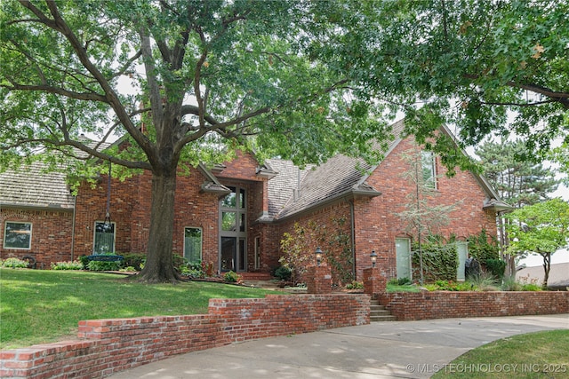 view of front facade featuring a front yard