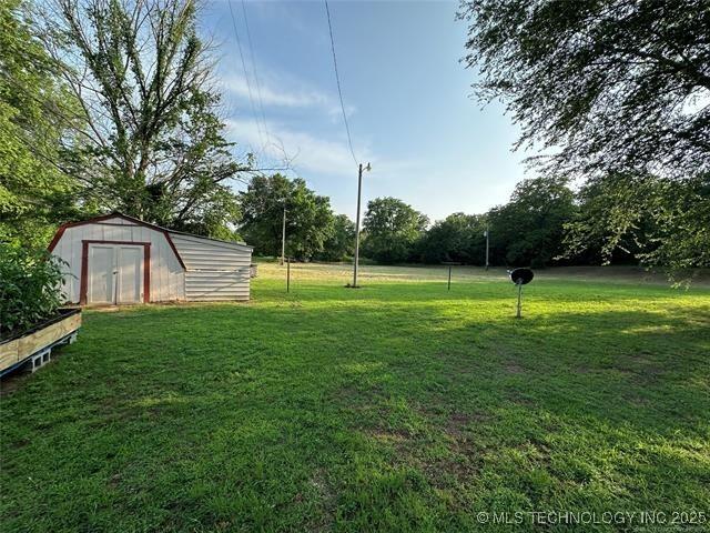 view of yard featuring a storage shed