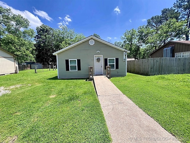 view of front facade with a front yard