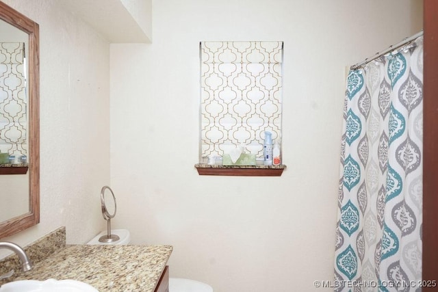 bathroom with a shower with curtain, vanity, and toilet