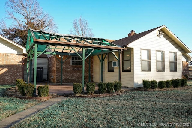 view of front of house featuring a wooden deck and a front lawn