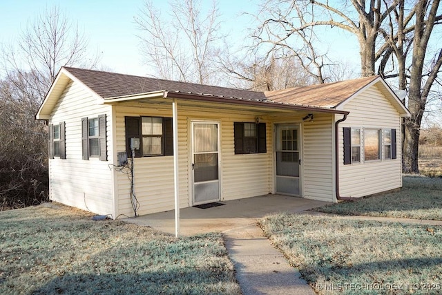 view of front of property with a front lawn