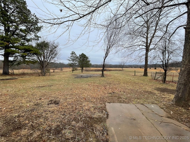 view of yard featuring a rural view