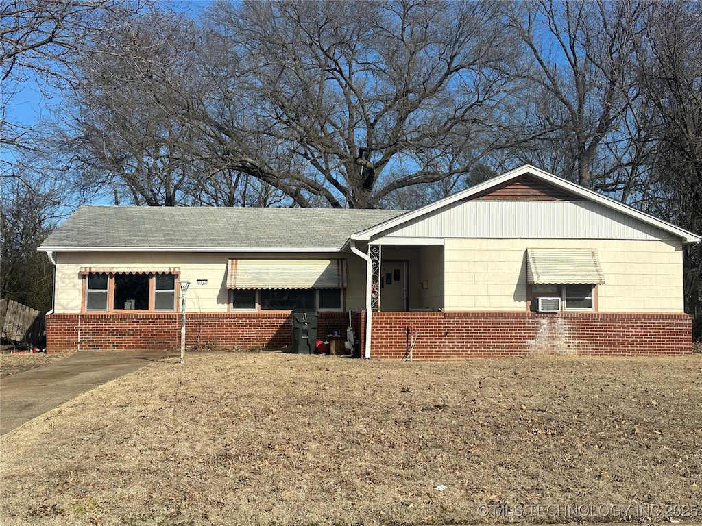 single story home with a front lawn