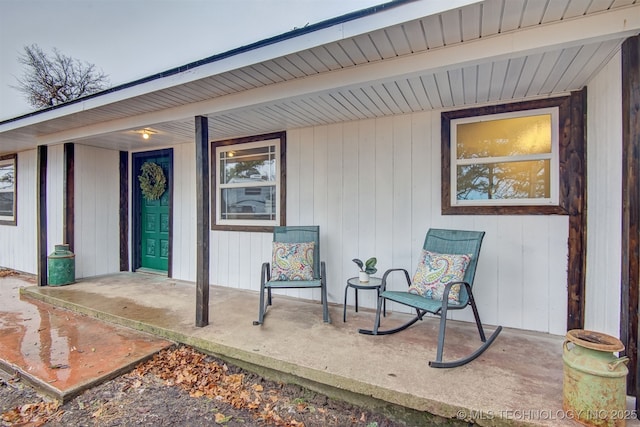 entrance to property featuring covered porch