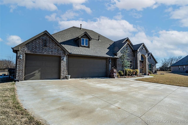 view of front of house featuring a garage and a front yard