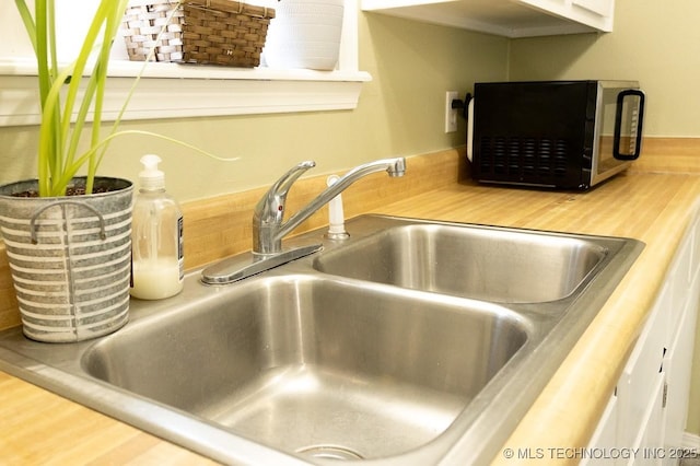 room details featuring sink