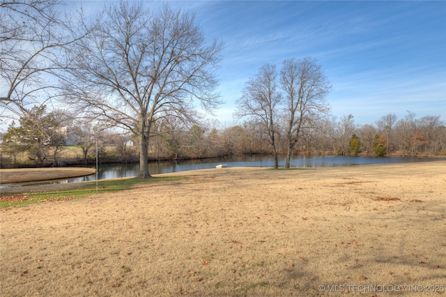 view of yard featuring a water view