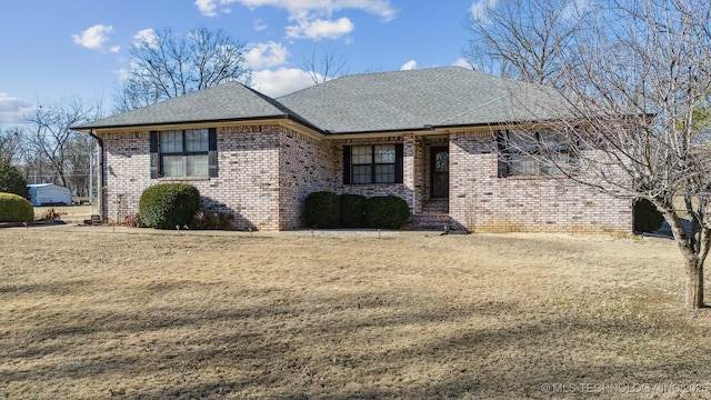 single story home with a front lawn