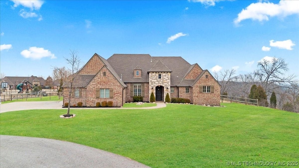 view of front of house featuring a front yard