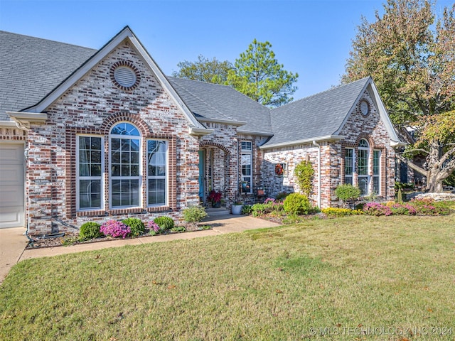 view of front of property featuring a garage and a front yard