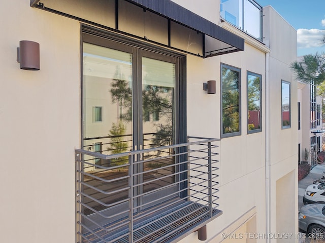 property entrance with stucco siding