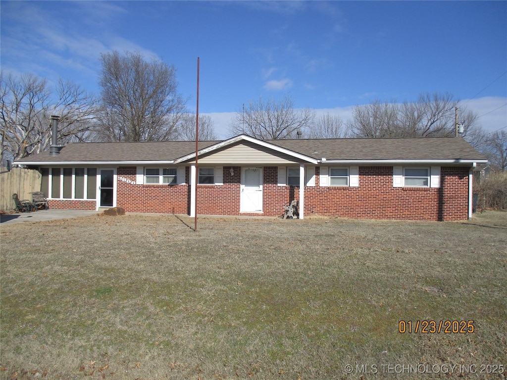 single story home featuring a front lawn