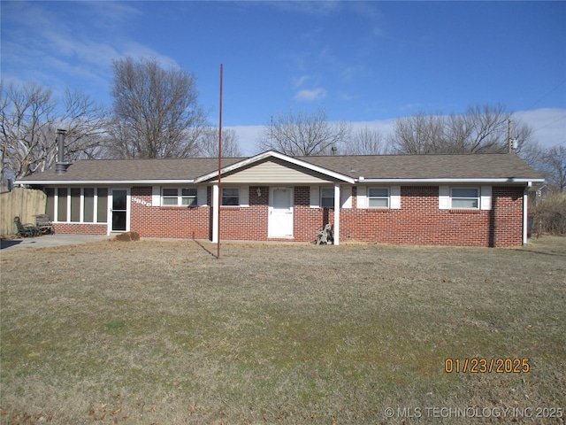 single story home featuring a front lawn