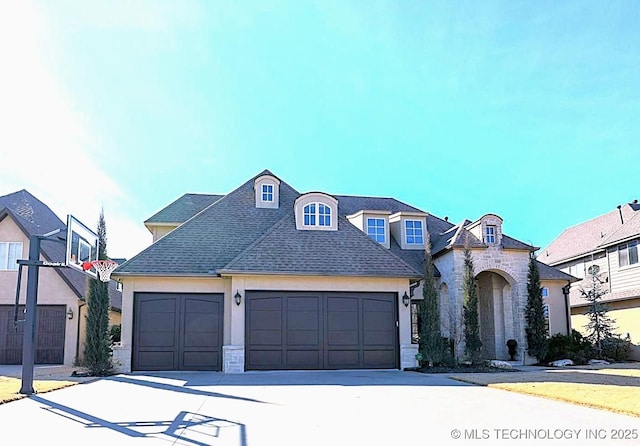 view of front facade featuring a garage