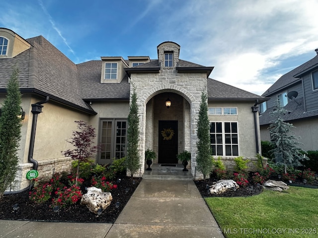 view of front of home featuring a front yard