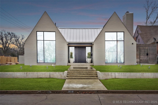 view of front of house featuring a lawn