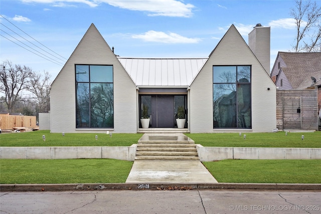 view of front of property featuring a front lawn