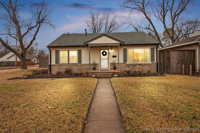 view of front of house featuring a yard