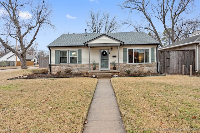 bungalow featuring a front yard