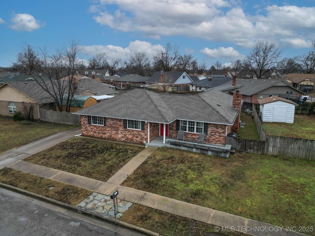 view of front of property featuring a front yard