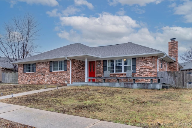 view of front of property featuring a front yard