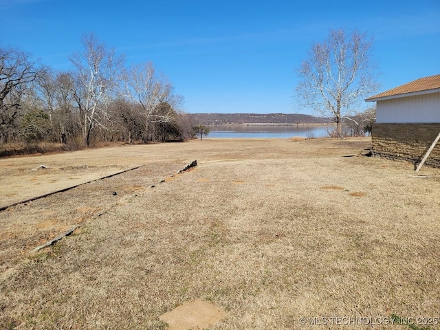 view of yard featuring a water view