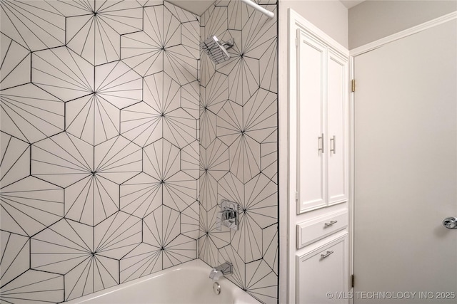 bathroom with tiled shower / bath combo