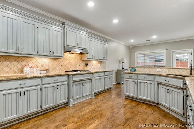 kitchen featuring sink, crown molding, light hardwood / wood-style flooring, gray cabinets, and stainless steel gas stovetop