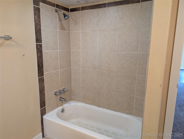 bathroom featuring tiled shower / bath combo